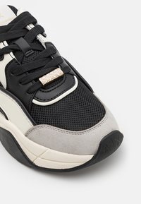 Armani Exchange Športni copati - black/off white