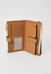 Portafoglio in pelle marrone con chiusura a zip, numerose fessure per carte, una finestra trasparente per l'ID e una superficie liscia. Presenti dettagli in hardware dorato.
