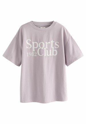 Lila bomullst-shirt med korta ärmar, med "Sports Club 1982" tryckt i stora vita bokstäver på framsidan. Rund halsringning.