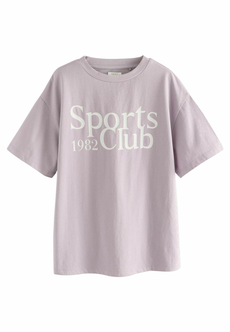 Lilla bomulds t-shirt med korte ærmer, med "Sports Club 1982" trykt med store hvide bogstaver på forsiden. Rund halsudskæring.