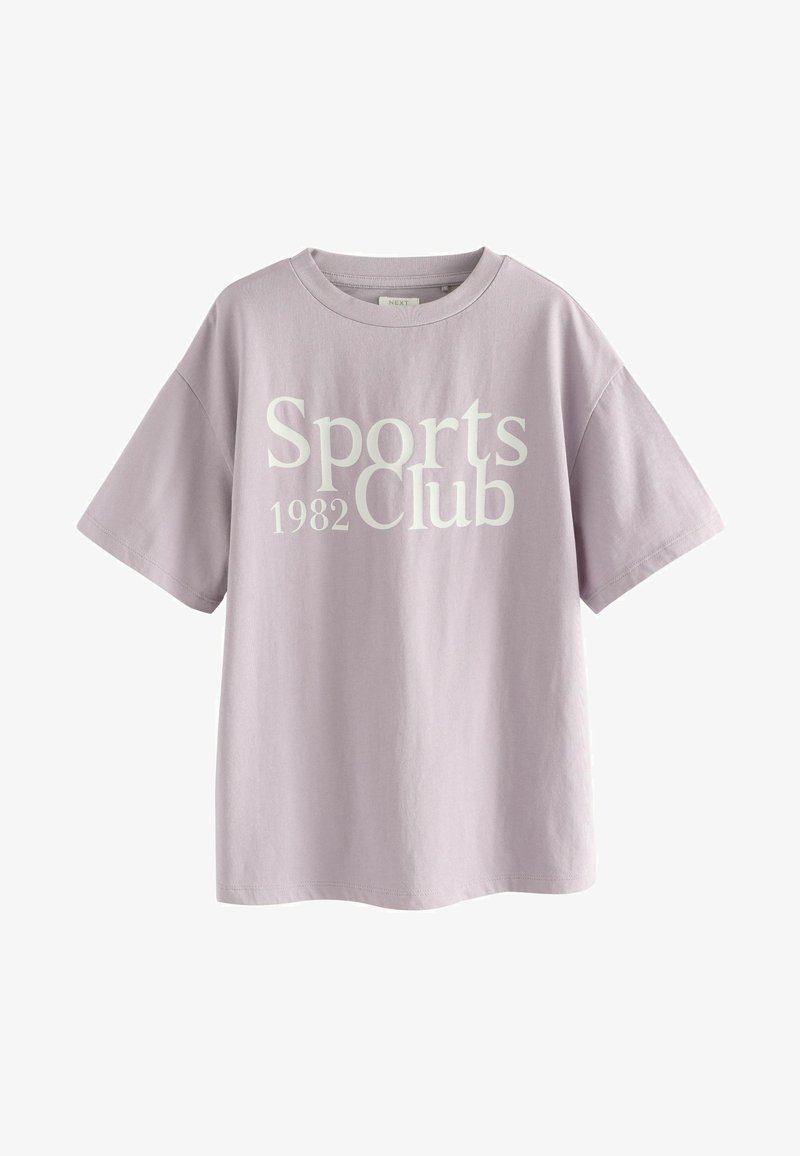 Lilak katoenen t-shirt met korte mouwen, met de tekst "Sports Club 1982" in grote witte letters op de voorkant. Ronde halslijn.