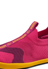 Rosa Slip-On-Schuhe mit einem Strickmuster und einem lila Akzent, runder Zehenform und einer gelben Gummisohle. Branding sichtbar am Fersenriemen.