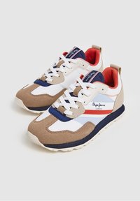 Pár bílých, béžových, námořnických a červených tenisek Pepe Jeans London s bílými tkaničkami a oranžovým polstrovaným interiérem na jednoduchém pozadí.
