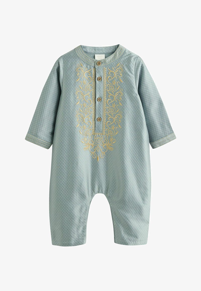 Combinaison de bébé bleu clair à manches longues, avec broderie florale dorée sur le devant et quatre boutons en bois le long des pattes de boutonnage.