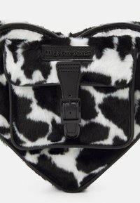 Dr. Martens HEART UNISEX - Umhängetasche - black/white
