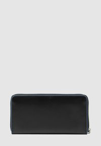 Cartera de cuero negro con acabado liso, cierre de cremallera y costuras azules contrastantes a lo largo de los bordes. Forma rectangular, diseño compacto.