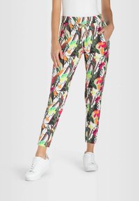 Trykt joggingbukser med snøre i taljen i livlige blomster mønstre, der inkluderer nuancer af grøn, pink og orange. Inkluderer sidelommer.