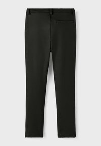 Črne slim-fit hlače iz gladke tkanine, opremljene z zankami za pas, eno zadnjo žep in minimalnimi detajli šivanja.