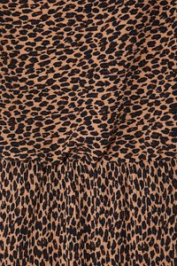 Tela de leopardo marrón con manchas negras, que presenta una parte superior texturizada y fruncida, y un fondo plisado y fluido. Material suave y ligero.