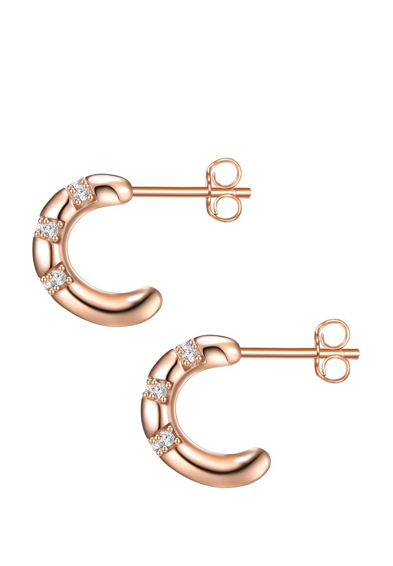 Uhani iz rožnatega zlata s ukrivljenim, tubularnim dizajnom. Vključujejo tri prozorne kamenčke, razporejene v dekorativen vzorec.