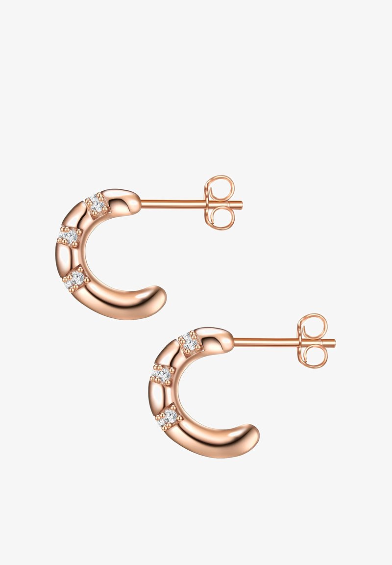 Uhani iz rožnatega zlata s ukrivljenim, tubularnim dizajnom. Vključujejo tri prozorne kamenčke, razporejene v dekorativen vzorec.