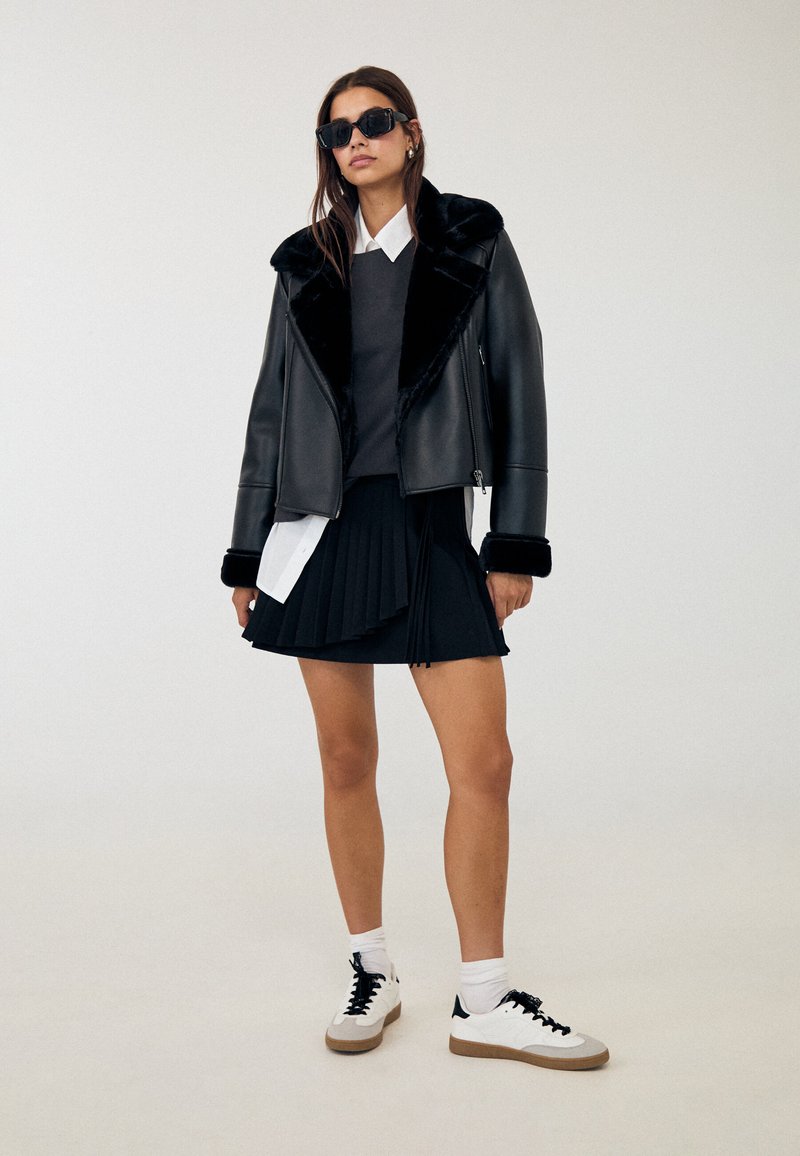 Stradivarius Imitatieleren jas zwart