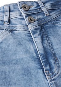 Los pantalones vaqueros de mezclilla azul presentan una cintura alta con dos botones de metal, costuras en contraste y un desgaste ocasional para añadir textura.