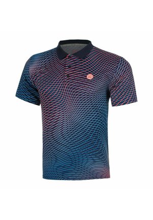 Polo bleu marine avec un motif en grille ondulée rose et bleu, col noir, trois boutons noirs, et un petit emblème circulaire sur la poitrine gauche.