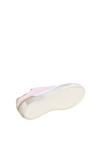 Zapatilla deportiva rosa con glitter, suela de goma blanca texturizada, acento metálico dorado y panel blanco liso, con un diseño de perfil bajo.