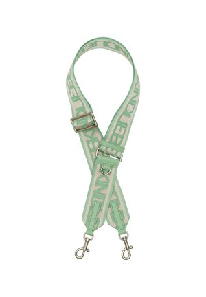 Sangle de sac en tissu vert et beige réglable avec fermoirs métalliques et texte de marque imprimé sur toute la longueur.