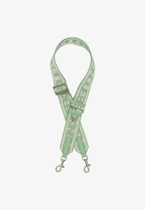 Sangle de sac en tissu vert et beige réglable avec fermoirs métalliques et texte de marque imprimé sur toute la longueur.