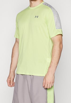 Ljus limegrön tränings t-shirt med rund hals och korta ärmar. Har texturerade grå detaljer på axlarna.