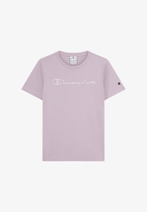 Camiseta de algodón de color púrpura claro con mangas cortas, que presenta un logotipo bordado de "Champion" en blanco en el pecho y un parche de logo en la manga.