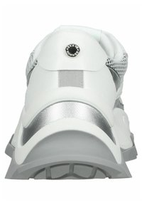 Scarpa da atletica bianca con una tomaia in mesh testurizzato, dettagli metallici argento e un tallone imbottito, caratterizzata da un logo rotondo nero.
