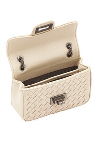 Vævet beige lædertaske med en glansfuld sølvlås, der har en tekstureret overflade og et enkelt rum indeni.