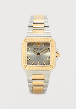 Orologio da polso quadrato in argento e oro con indicatori delle ore dorati, logo Medusa e motivo geometrico sulla lunetta e sulle maglie del bracciale.