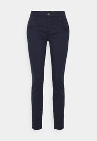 Jeans ajustados de color azul marino, hechos de denim elástico, con acentos negros texturizados en los bolsillos frontales y un cierre con un solo botón.