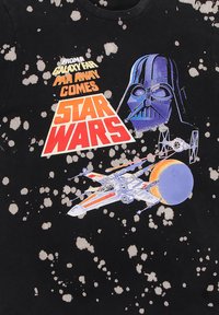 Černé bavlněné tričko s efektem rozlití bělidla, se starobylými grafikami "Star Wars" s Darth Vaderem, vesmírnými loděmi a planetou.