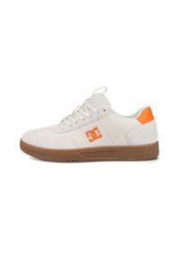 Weiße Leder- und Wildledersneaker mit orangefarbenen Akzenten, mit niedrigem Profil, runder Zehe und strukturiertem Gummisohle. DC-Logo angebracht.