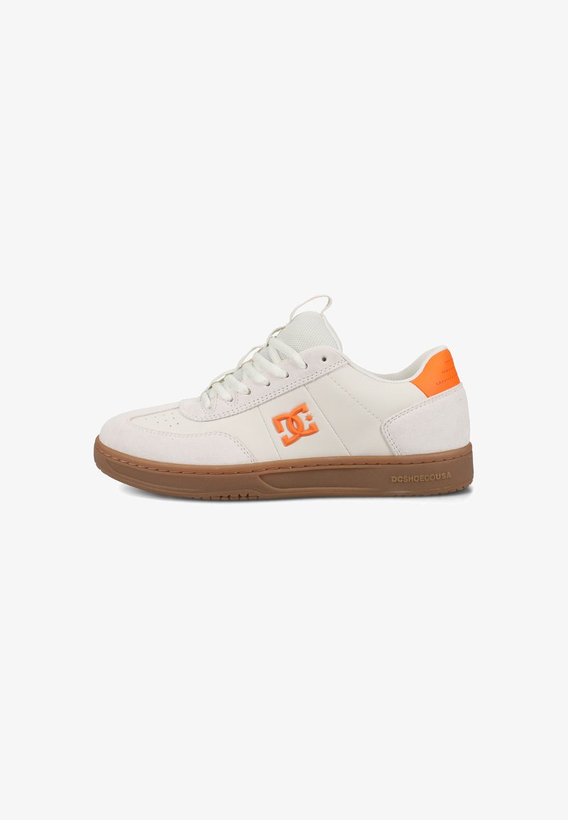 Weiße Leder- und Wildledersneaker mit orangefarbenen Akzenten, mit niedrigem Profil, runder Zehe und strukturiertem Gummisohle. DC-Logo angebracht.