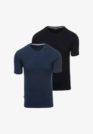 Zwei kurzärmelige T-Shirts, eines in Marineblau und eines in Schwarz, aus glattem Baumwollstoff; beide haben einen Rundhalsausschnitt und eine taillierte Passform.