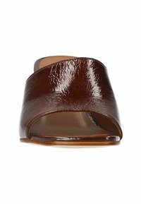 Open-toe bruin leren slidersandalen met een glanzende afwerking, voorzien van een gebogen bandontwerp en een glad, plat voetbed.