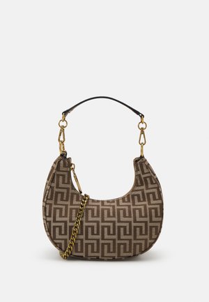 Sac à main marron en forme de croissant avec un motif géométrique, détail en chaîne dorée, poignée en cuir noir et quincaillerie dorée sur fond blanc.