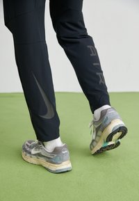 Nike Sportswear AIR RUN PANT - Donji dijelovi trenirke - black/reflective silver
