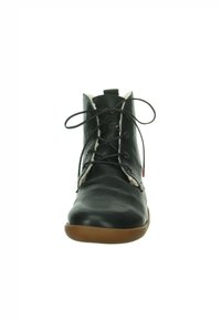 Schwarze Lederknöchelstiefel mit runder Zehenpartie, Schnürung vorne, cremefarbener Fleece-Innenfutter und brauner Gummisohle. Mit minimalem Steppdetail.