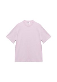 Svetlofialová tričko s krátkym rukávom crewneck s voľný strih a viditeľná etiketa na vnútornej strane výstrihu na bielom pozadí.