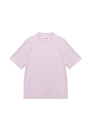 Svetle fialové tričko s krátkým rukávem a volným střihem, s viditelnou etiketou na vnitřní straně límce, na bílém pozadí.