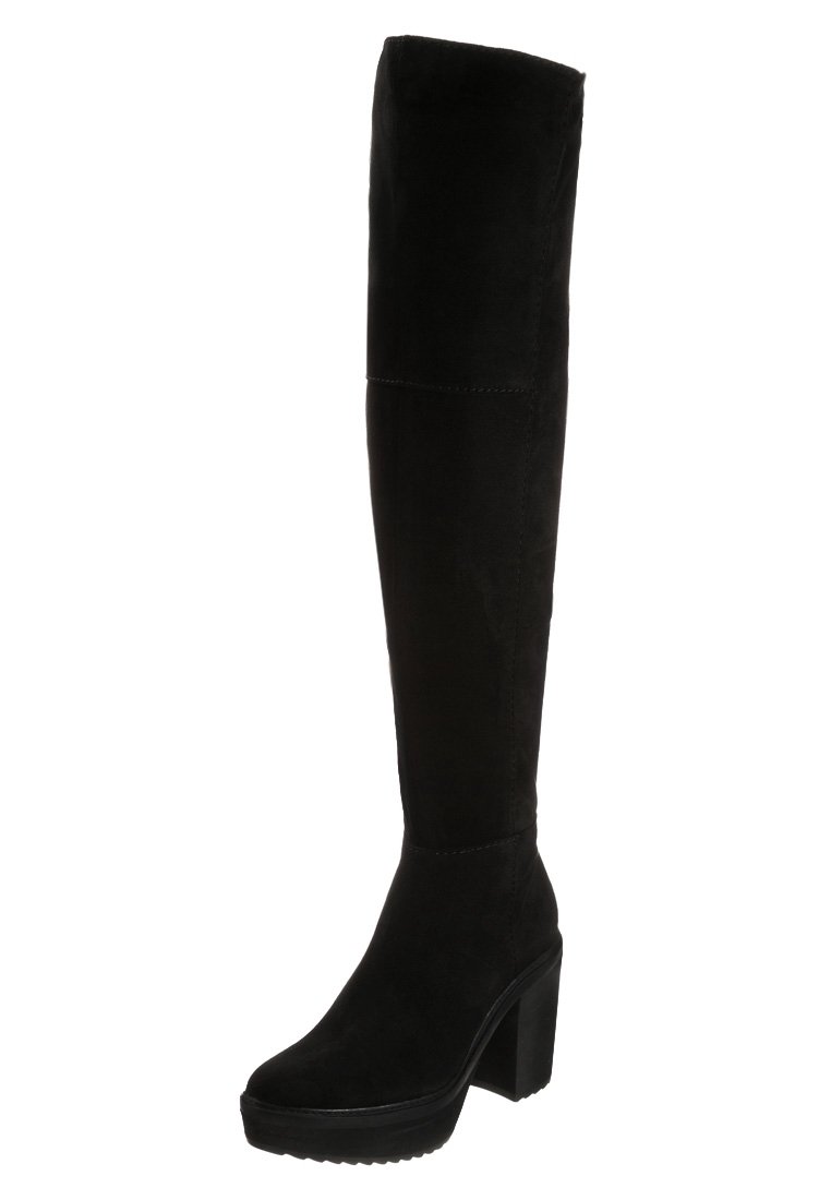 Botas negras por encima de la rodilla, hechas de suave ante, con una suela de plataforma y un tacón grueso, con detalles de costura mínimos.