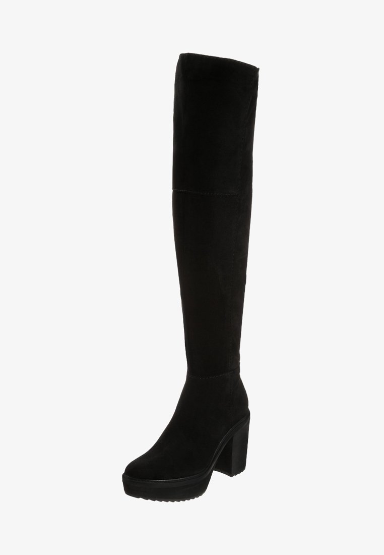 Botas negras por encima de la rodilla, hechas de suave ante, con una suela de plataforma y un tacón grueso, con detalles de costura mínimos.