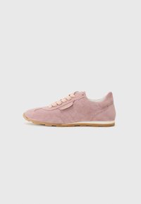 Baskets en daim rose avec un devant à lacets, panneaux latéraux texturés et semelle en caoutchouc. Présente des lacets rose clair contrastants et un branding minimal.