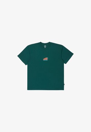 Tricou din bumbac de culoare verde închis cu mânecă scurtă, având un grafic mic cu o munte portocalie pe piept. Croială clasică cu guler rotund.