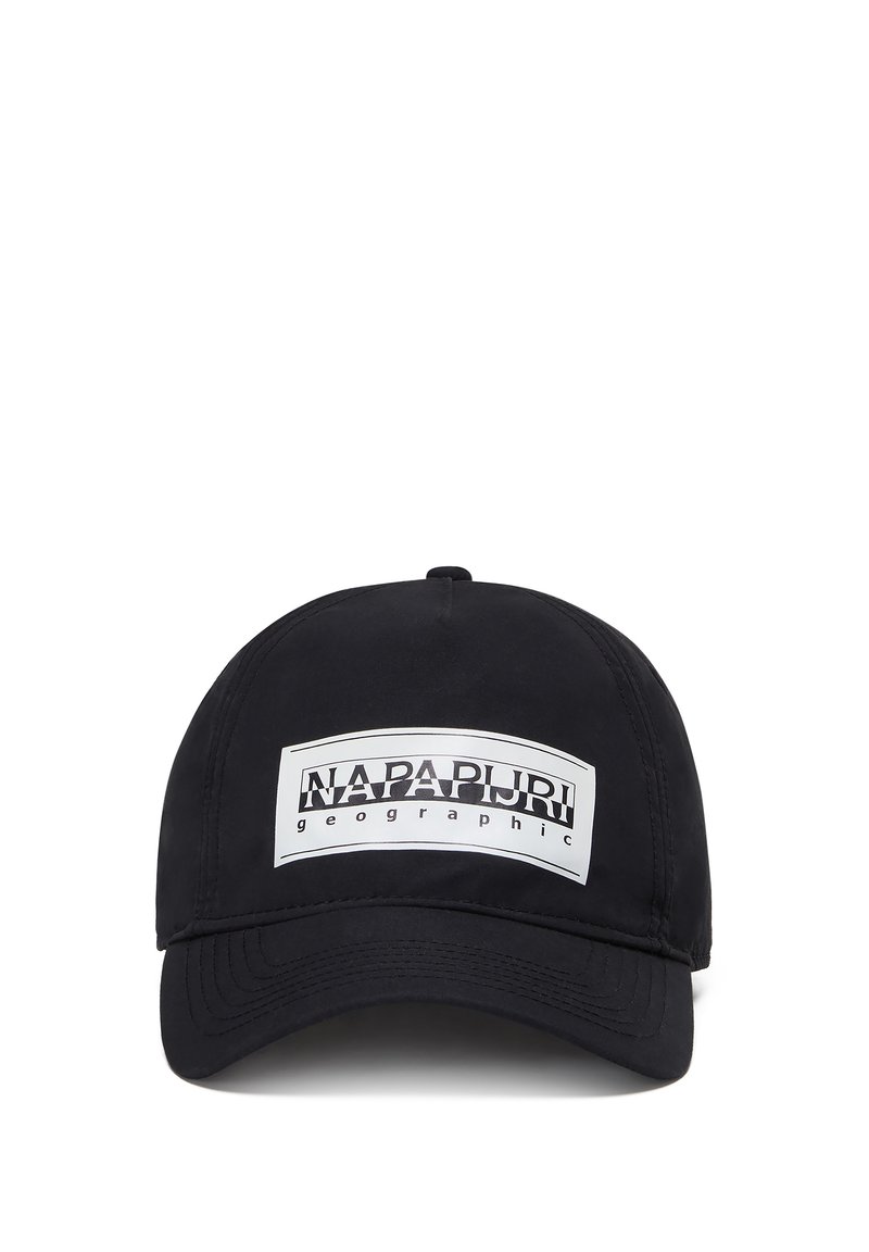 Schwarze Baseballmütze aus Stoff, ausgestattet mit einem auffälligen weißen Logo-Patch mit dem Text "NAPAPIJRI geographic". Strukturierte, gebogene Schirm-Design.