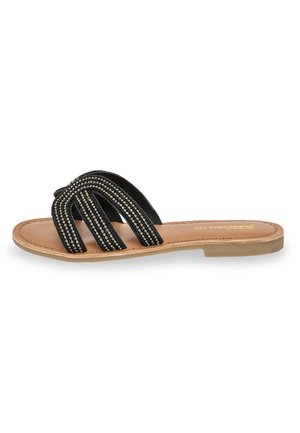 Sandali neri con tre ampie cinghie decorate da un motivo di perline, una suola piatta color tan e una finitura in morbida pelle sintetica.