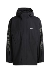 Svart adidas-jacka med hög krage, vattentätt material, sidofickor och stor "adidas"-text på vänster ärm.