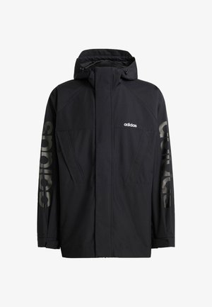 Zwarte adidas-jas met een hoge kraag, waterdicht materiaal, zijzakken en grote "adidas"-letters op de linker mouw.