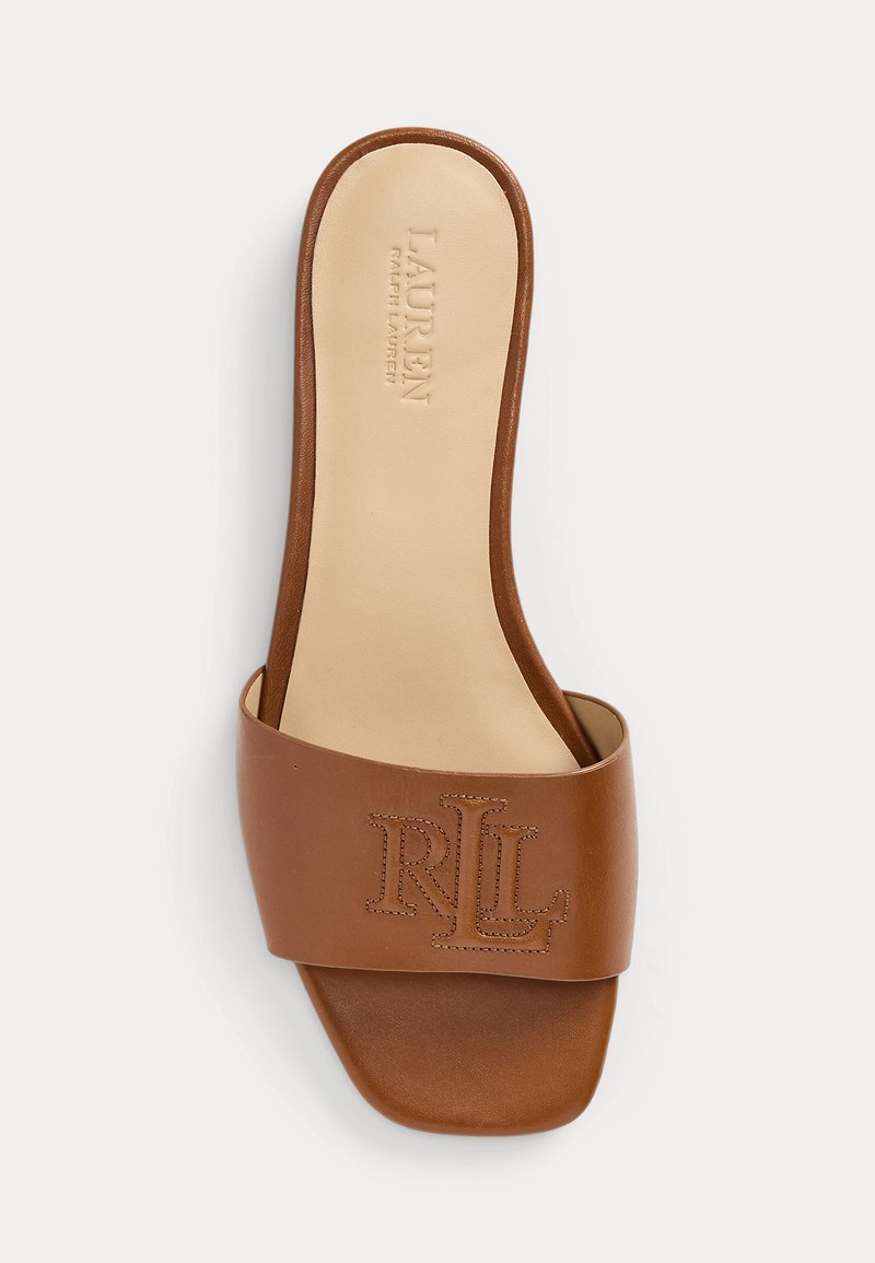 Braune Leder-Sandale mit breitem Riemen und geprägten Initialen "RL", einer glatten Innensohle und minimalistischem Design.
