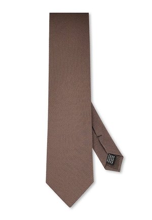 Brązowy krawat o fakturowanej powierzchni z wąskim wzorem, zawierający subtelny motyw i metkę po spodniej stronie. Gładkie wykończenie materiału.