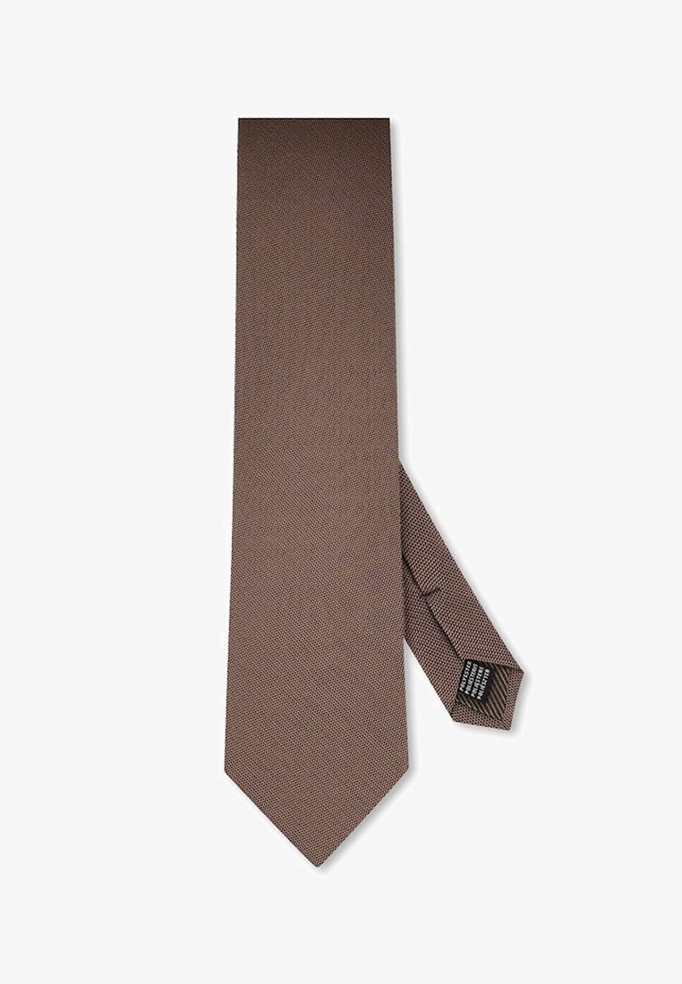 Brązowy krawat o fakturowanej powierzchni z wąskim wzorem, zawierający subtelny motyw i metkę po spodniej stronie. Gładkie wykończenie materiału.