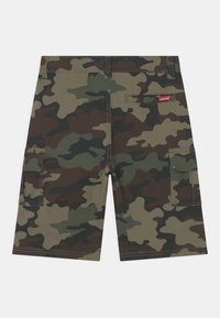 Szorty cargo w kamuflażu z wieloma kieszeniami i czerwoną metką Levi's na tylnej kieszeni, wyeksponowane płasko na białym tle.