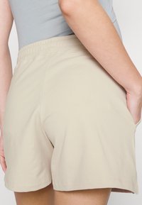 Boob OONO  - Σορτς - putty